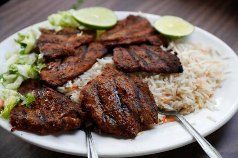 What are some must-try street foods in Yemen?