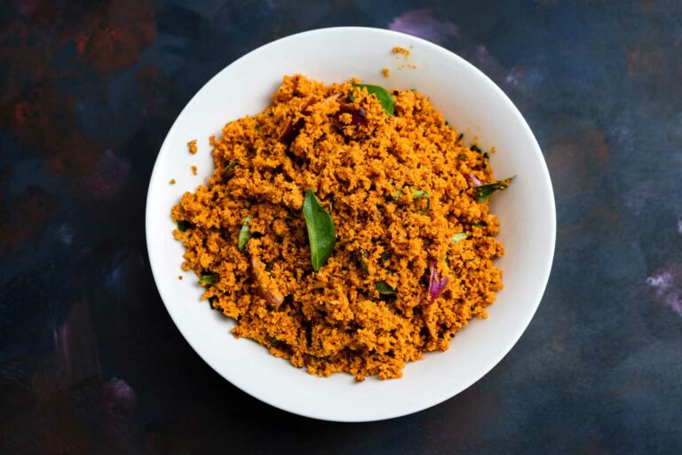 What are the typical breakfast options in Sri Lanka?
