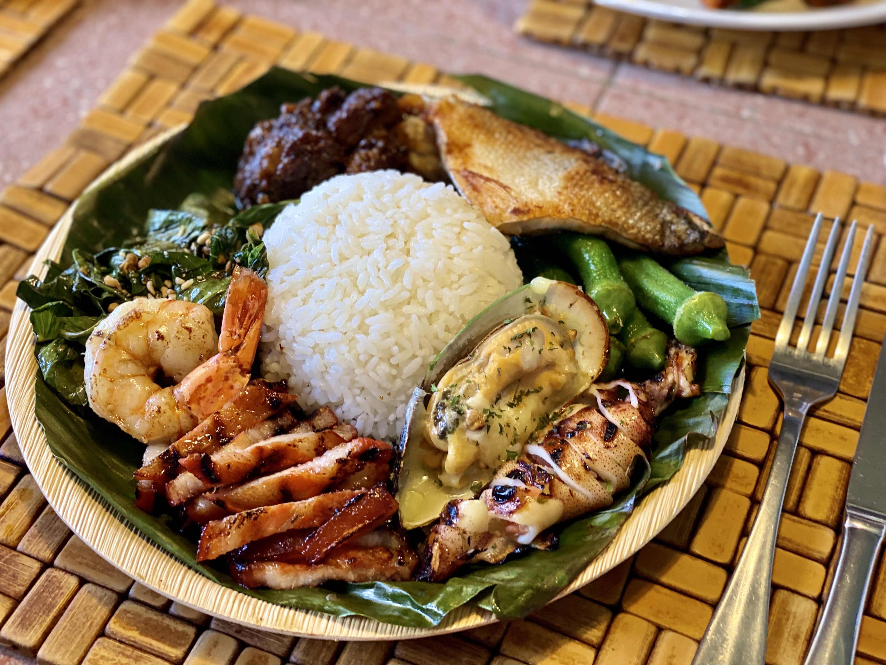 What are some common ingredients in Palauan soups and stews?
