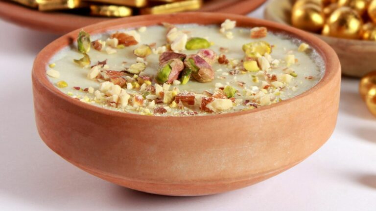 Are there any food markets or festivals in Pakistan?