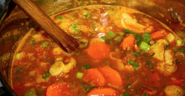 What are some common ingredients in Nigerien soups and stews?