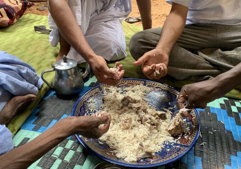 Are there any food markets or street food vendors in Mauritania?