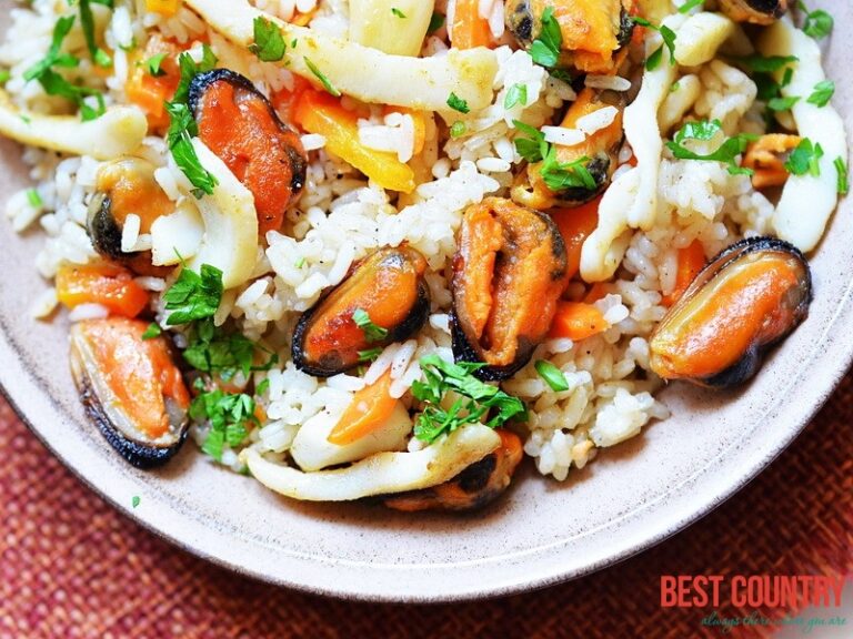 What are some popular ingredients used in Micronesian cuisine?