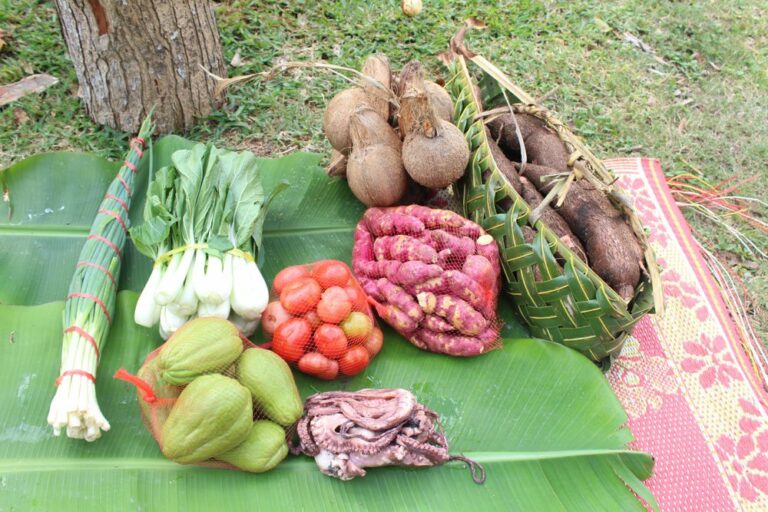 What are some must-try street foods in Vanuatu?