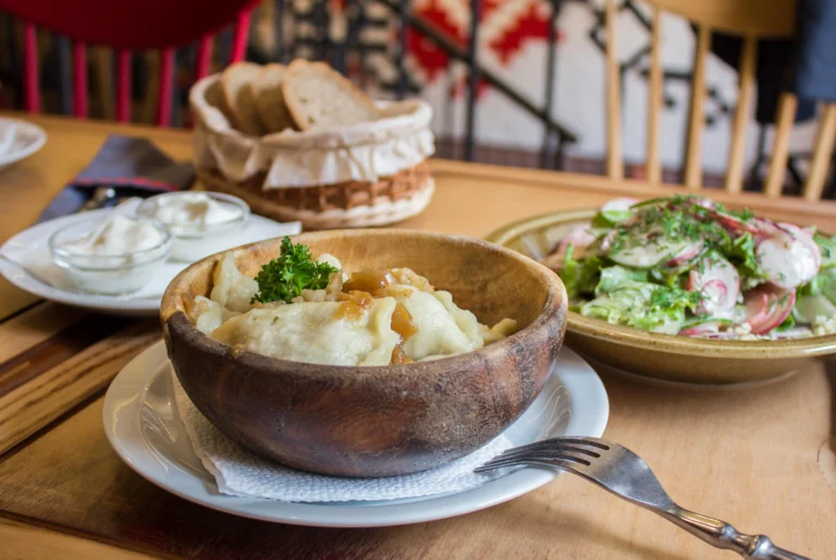 Can you recommend some must-try Ukrainian street food?