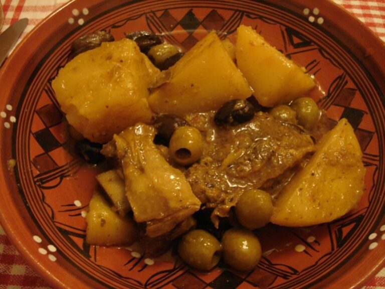 Can you recommend some typical Algerian dishes for a first-time visitor?