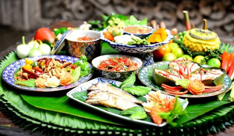 What are some traditional Thai snacks?