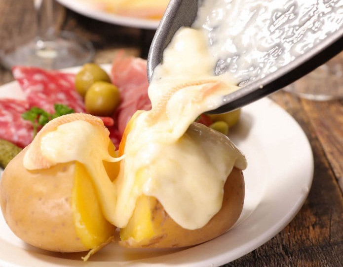 What are some popular Swiss street food items?