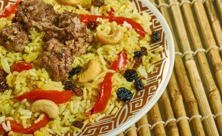 What are the key flavors and spices used in Somali cuisine?