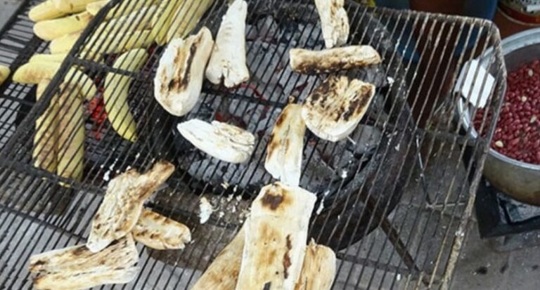What are some popular street foods in Angola?