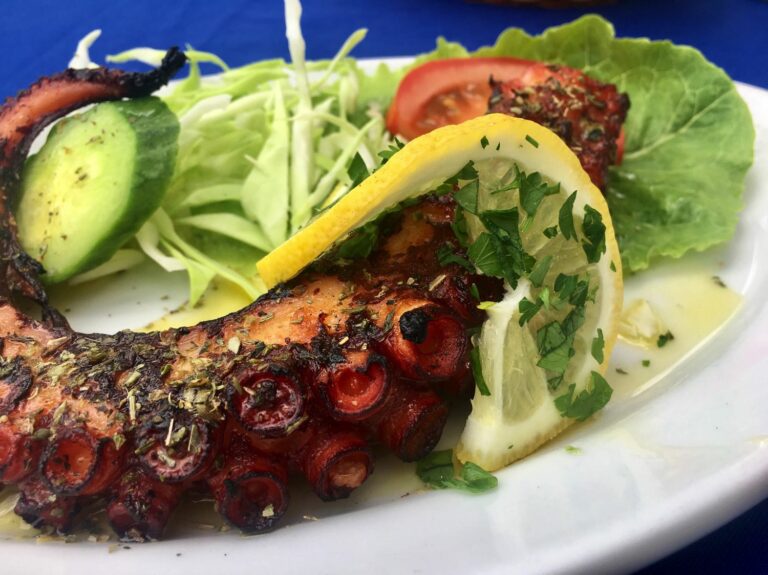 Are there any popular seafood dishes in Seychellois cuisine?