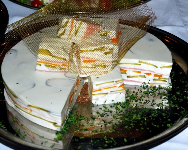 Are there any traditional cooking utensils or equipment used in Mauritanian cuisine?