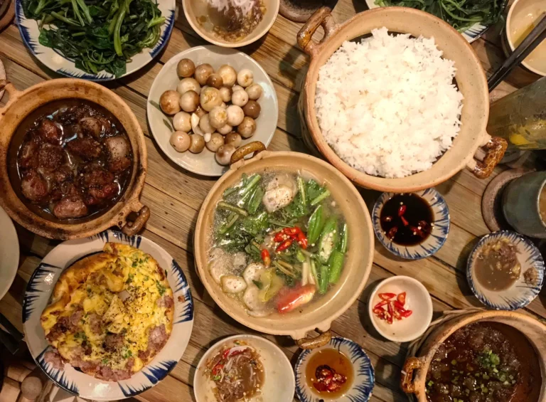 How is traditional Vietnamese food prepared?