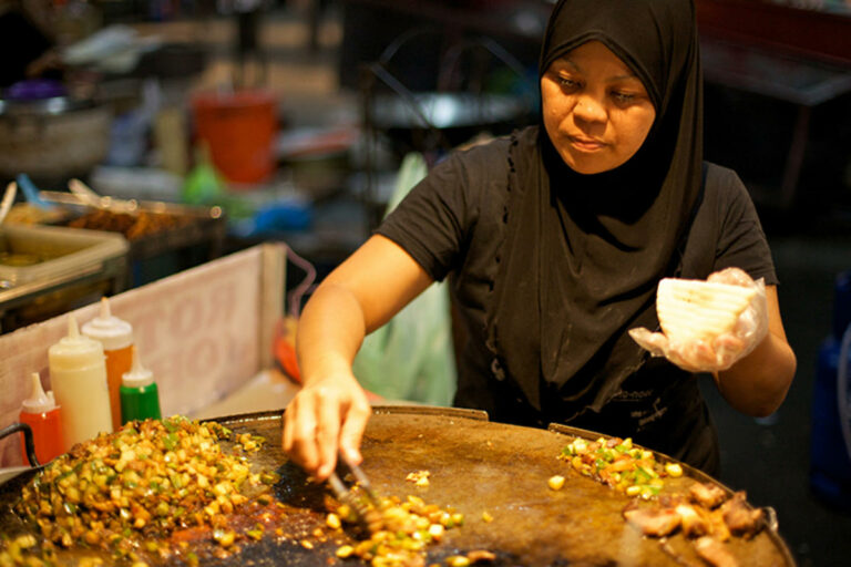 What are the popular desserts in Bruneian cuisine?