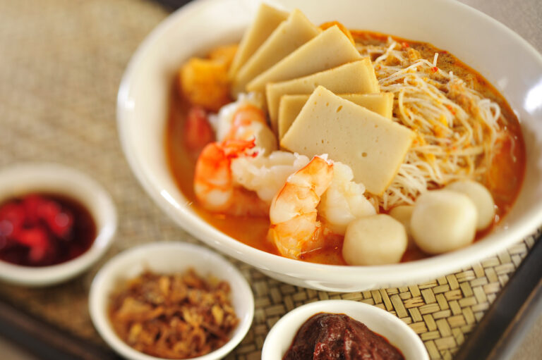What are the main influences on Singaporean cuisine?