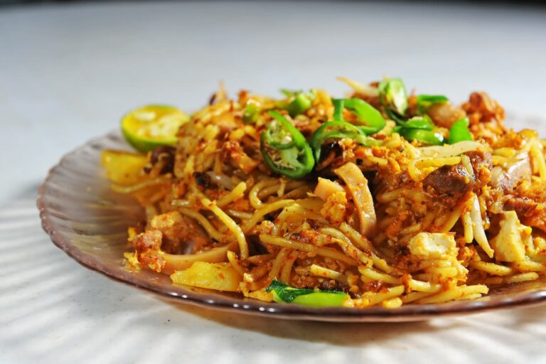 Is there a focus on using fresh ingredients and promoting sustainable practices in Malaysian cooking?