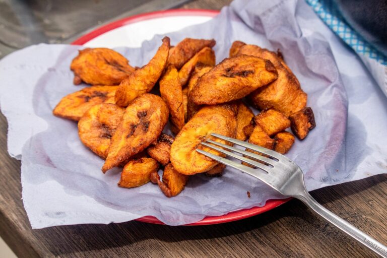 What are the main seafood dishes in Bahamian cuisine?