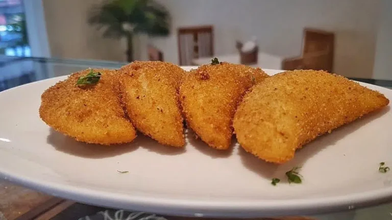 Can you tell me about the staple grains used in Cabo Verdean dishes?