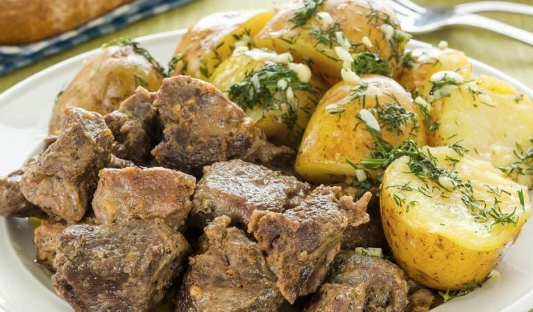 How is bread prepared and consumed in Turkmen cuisine?