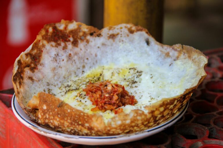 What are the typical desserts or sweets in Sri Lankan cuisine?
