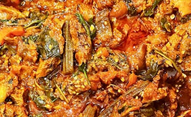 What are some popular seafood dishes in Angola?