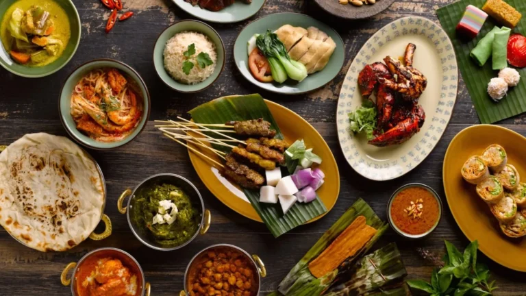 Can you recommend some must-try dishes in Singaporean cuisine?