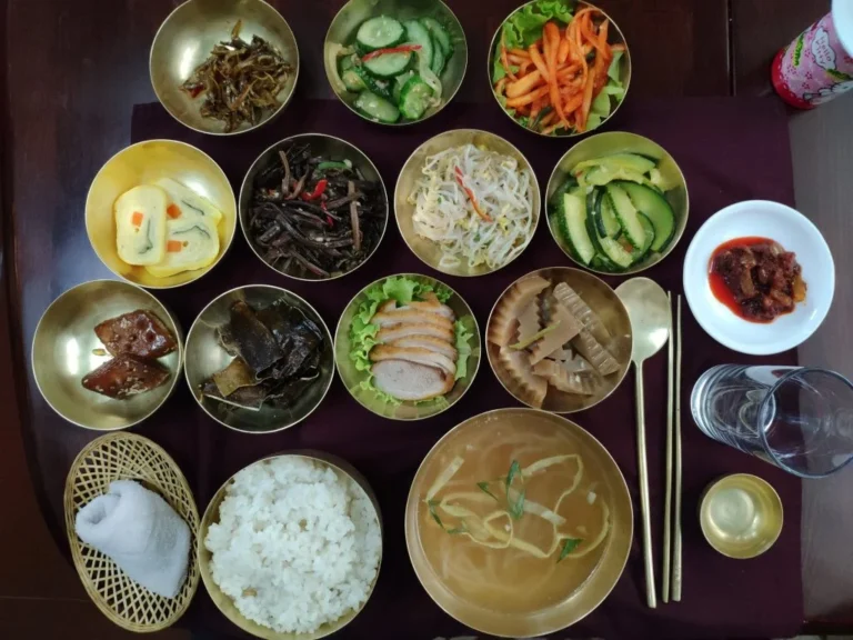 What are some common spices and herbs used in North Korean cooking?