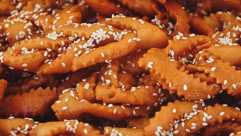 Are there any popular Algerian snacks?