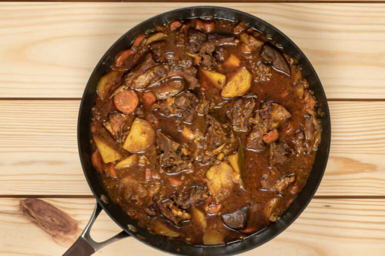 What are some common spices and herbs used in Nigerien cooking?