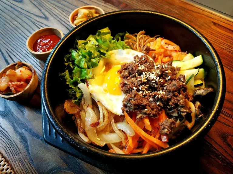 What are the key flavors and ingredients used in South Korean cuisine?