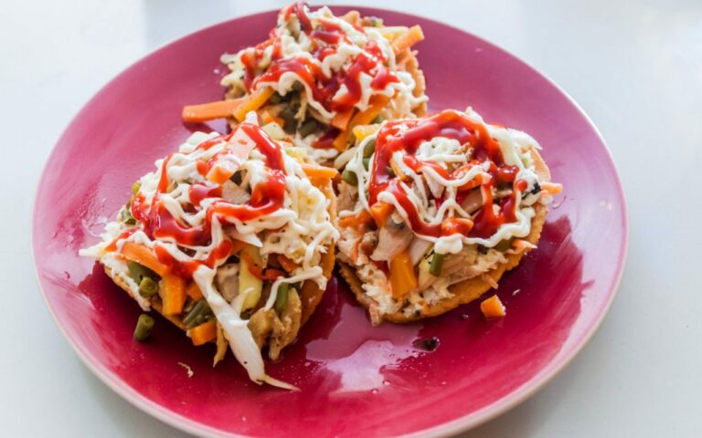 What are some traditional El Salvadoran dishes that are worth trying?