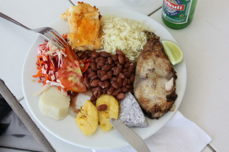 Are there any specific culinary traditions associated with Dominican weddings or special occasions?