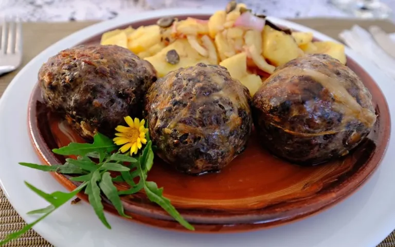 Are there any local food customs or dining etiquettes to be aware of in Slovenia?