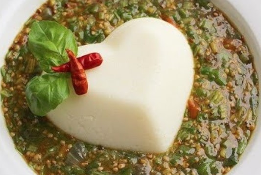 What are the common seasonings and spices used in Togolese cuisine?