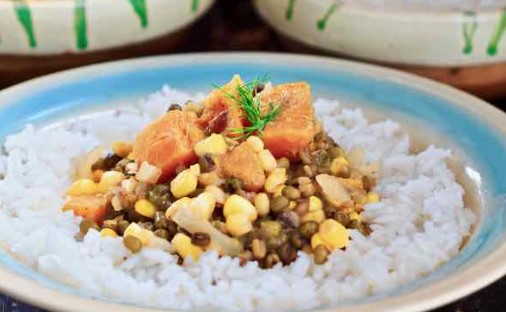 What are the common seasonings and spices used in Timorese cuisine?