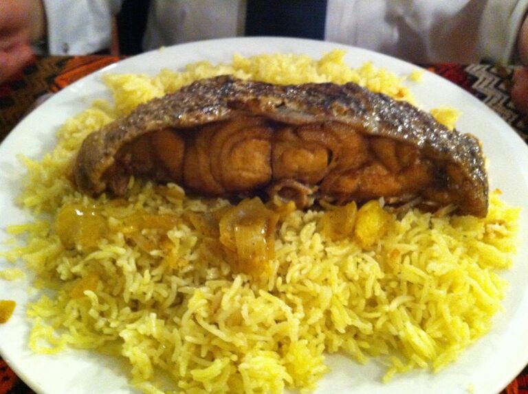 Can you find any influences from neighboring countries in Kuwaiti cuisine?