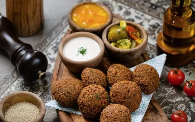 What are some common Emirati condiments or sauces?