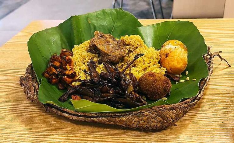 What are the key flavors and ingredients used in Sri Lankan cuisine?