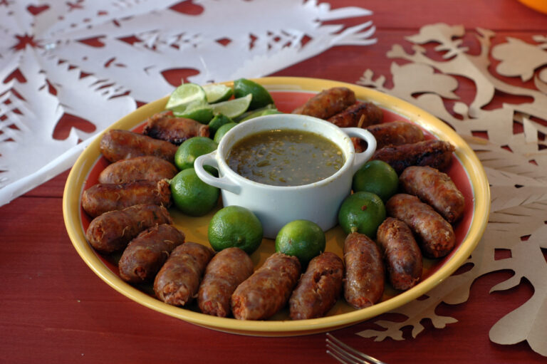 Can you recommend some condiments or sauces used in El Salvadoran dishes?