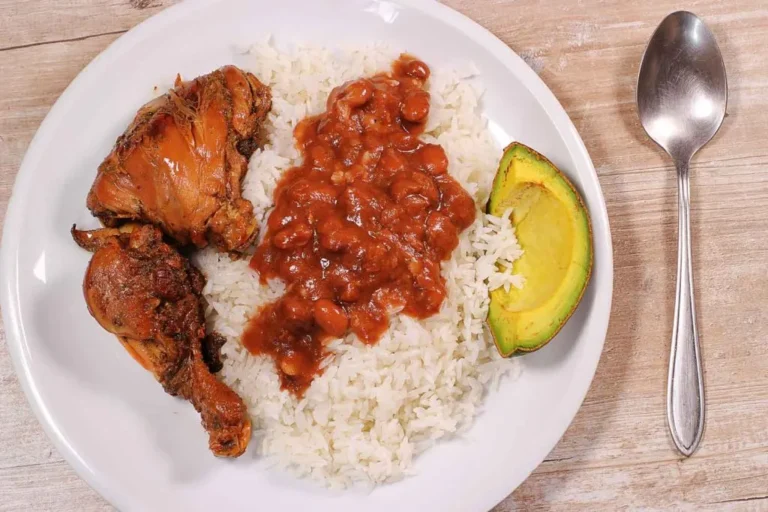 What are the main ingredients used in Dominican dishes?