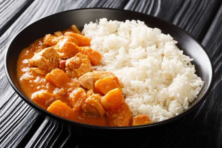 What are some common spices and herbs used in Senegalese cooking?