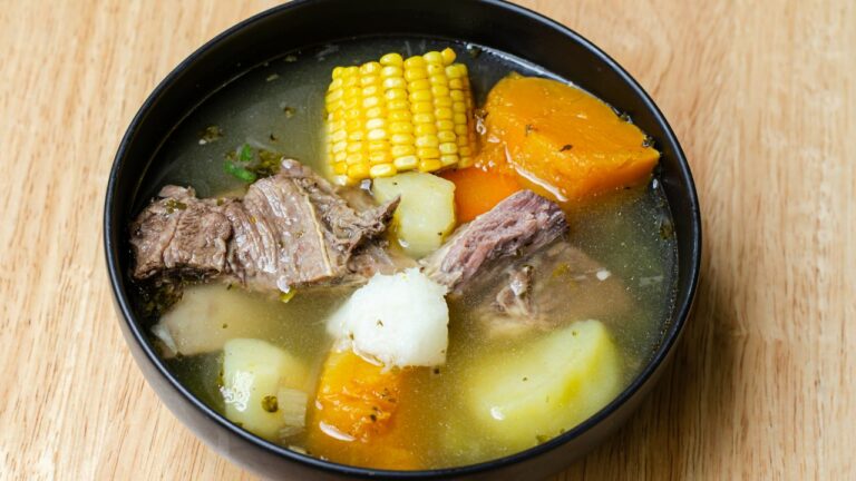 What are some common ingredients in Panamanian soups and stews?