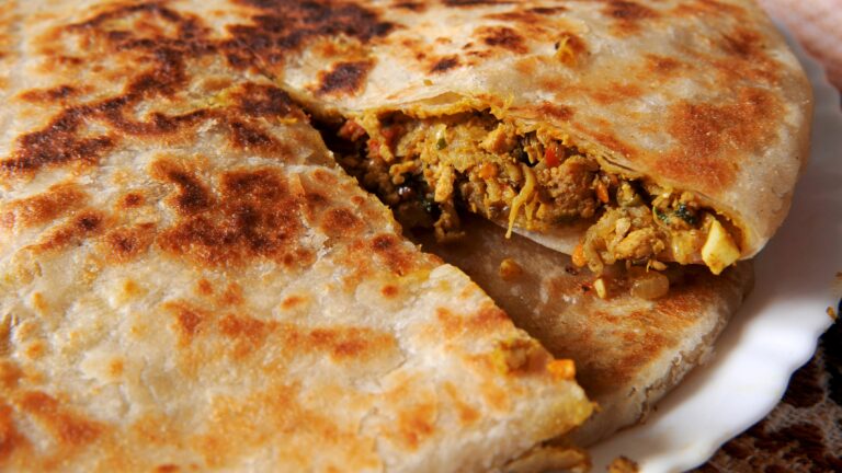 What are some common ingredients in Pakistani curries and stews?