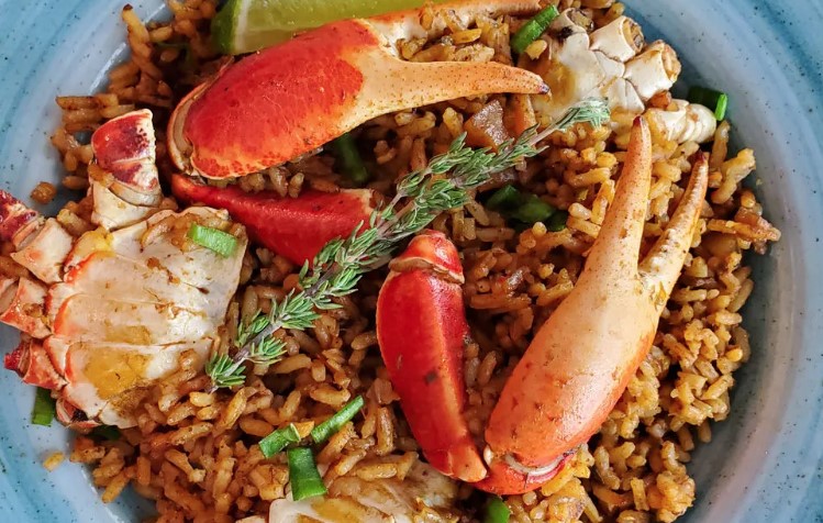 Are there any specific etiquette or customs associated with Bahamian dining?