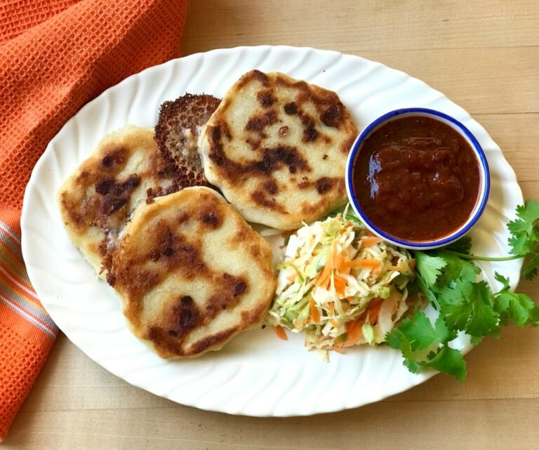 Are there any vegetarian or vegan options in El Salvadoran cuisine?
