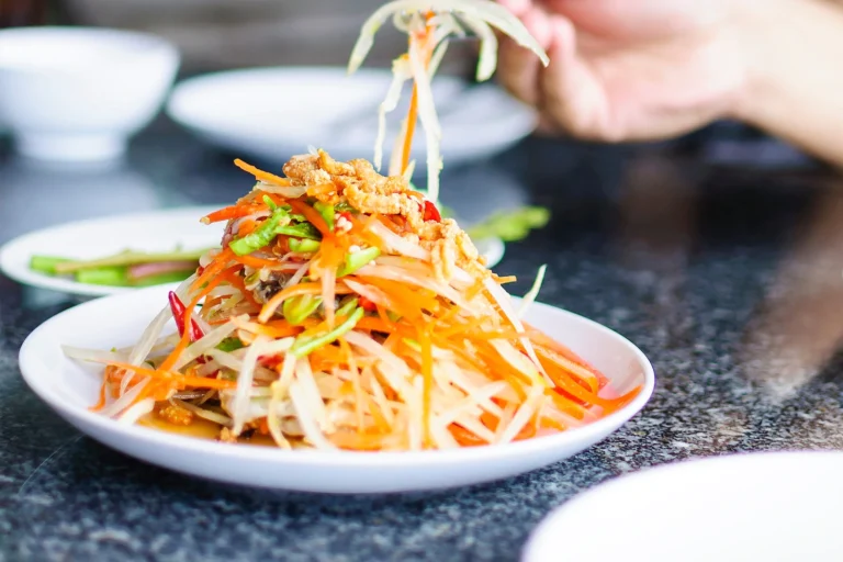 What are the common seasonings and spices used in Thai cuisine?