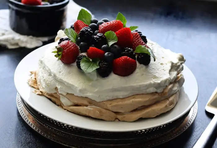Can you recommend some popular desserts in New Zealand?