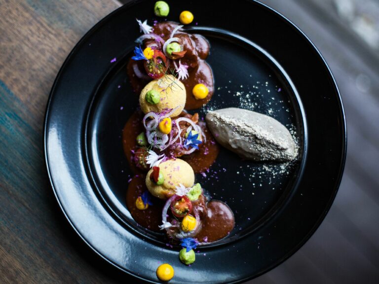 Are there any specific etiquette or customs associated with Bolivian dining?