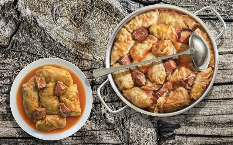 Is there a specific etiquette or dining customs to be aware of when dining in Serbia?