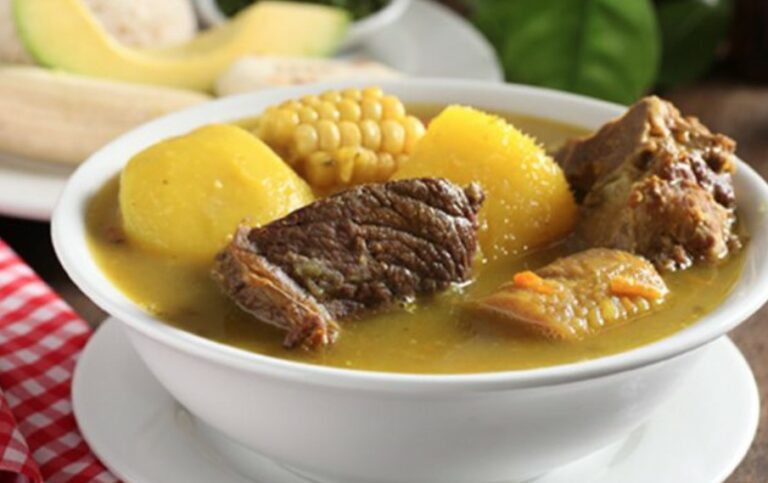 What are some common spices and herbs used in Panamanian cooking?